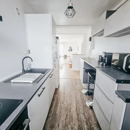 Stopover In - 3 Bedroom - Balcony Apartment *