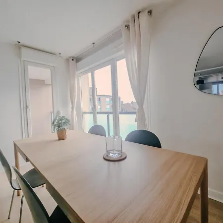 Stopover In - 3 Bedroom - Balcony Apartment